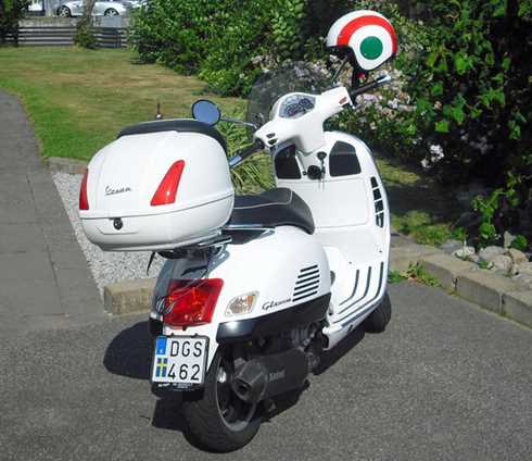 Vit Vespa GTS 300 Super stulen på Hallunda torg i Botkyrka söder om Stockholm